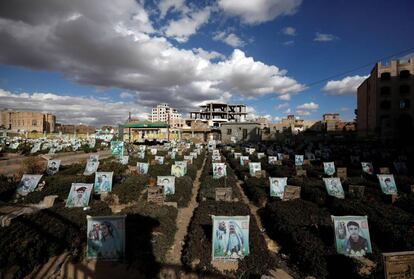 Imagen de retratos sobre las tumbas de personas muertas presuntamente en la guerra de Yemen en un cementerio de Saná.