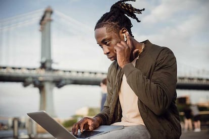 Uso en exterior de los auriculares AirPods de Apple