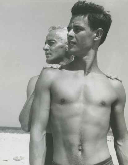 George Platt Lynes (al fondo) posa con un amigo. Se desconoce al autor de la imagen.