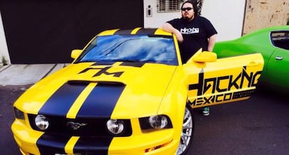 Raúl Robles, con su Mustang amarillo.