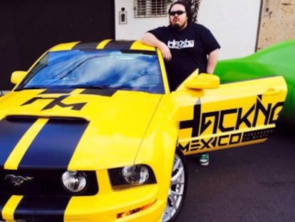 Raúl Robles, con su Mustang amarillo.