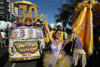 Uma mulher participa do desfile dos 30 anos do bloco 'Simpatia é Quase Amor', pelas ruas do bairro de Ipanema na cidade do Rio de Janeiro.