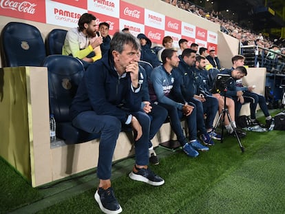 Pacheta sentado en el banquillo del Villarreal durante un partido de liga frente al Athletic de Bilbao.