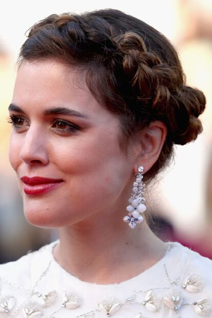 Adriana Ugarte acertó en Cannes con una corona trenzada (y nosotras se la queremos copiar).