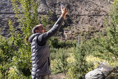 Husein Ait-Aizdud (40 años), enseña en una videollamada el campamento donde vive la aldea de Zrit tras el terremoto. La red móvil volvió el día anterior y los vecinos reciben videollamadas de sus familiares de fuera del valle para ver cómo ha quedada la aldea. 