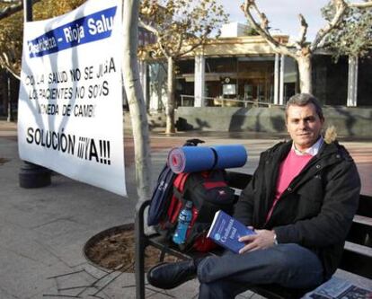 El alcalde de Oyón, Rubén Garrido, esta mañana al comienzo de su huelga de hambre en El Espolón de Logroño