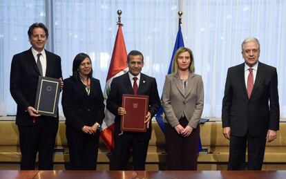 Representantes de la UE y del Gobierno de Perú tras la firma del acuerdo.