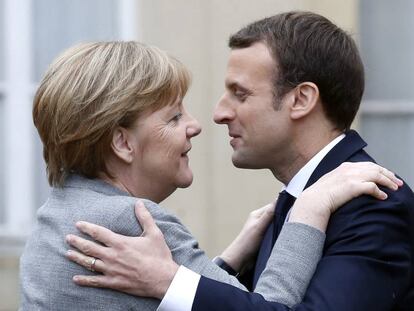 La canciller alemana, Angela Merkel, y el presidente franc&eacute;s, Emmanuel Macron, durante la reuni&oacute;n internacional del G5 del Sahel en Saint Cloud (Francia), el pasado 13 de diciembre.  