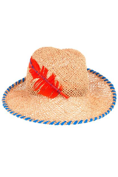 Con pluma al estilo mosquetero, de Lola Hats (156 euros)