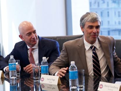 Larry Page (centro), CEO de Alphabet, y Sheryl Sandberg (derecha), jefa de operaciones de Facebook. A la izquierda, Jeff Bezos, CEO de Amazon.