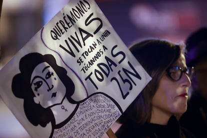 Uno de los carteles de la manifestación contra la violencia machista, este sábado en Ferrol (A Coruña).
