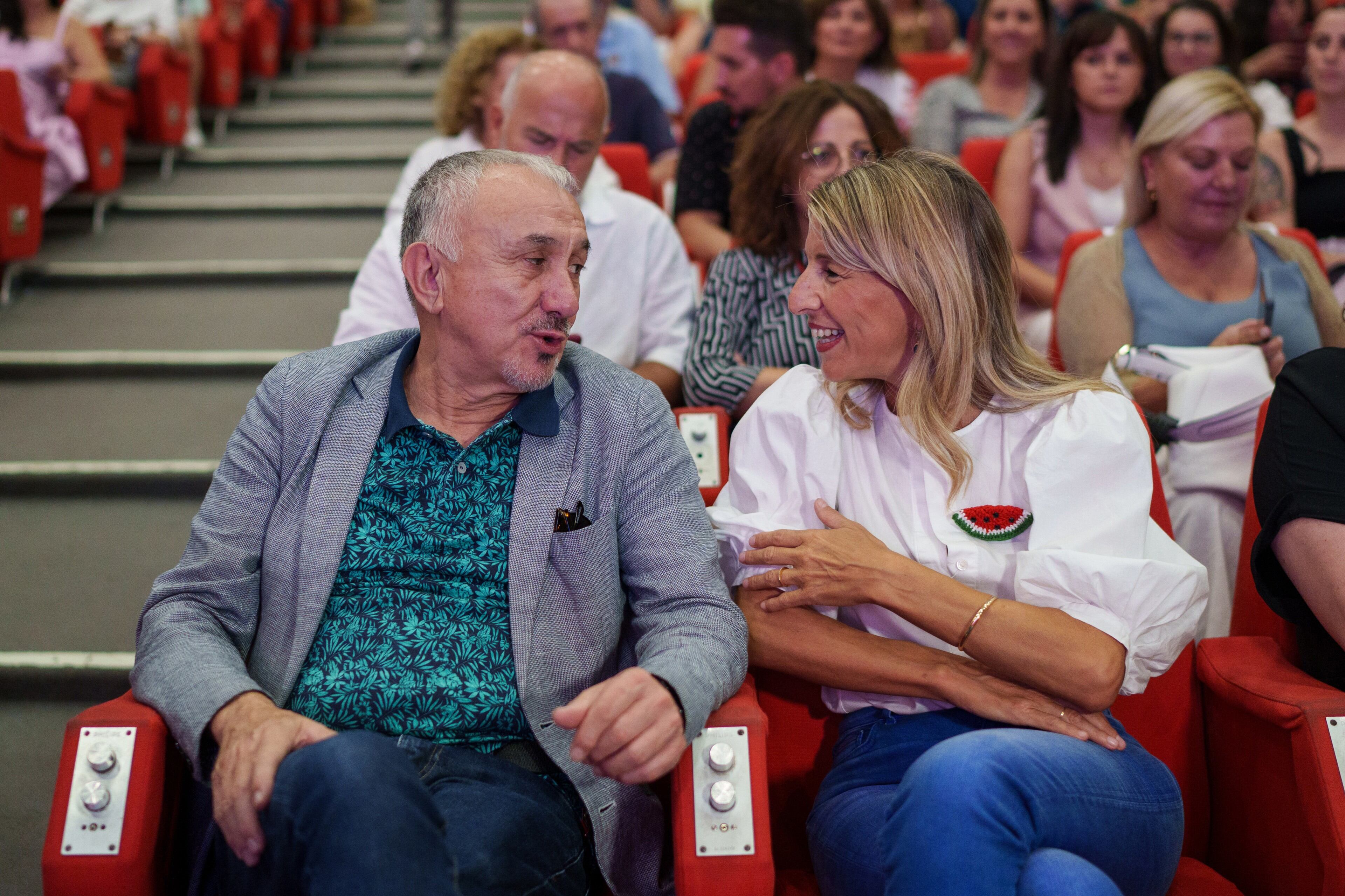 La vicepresidenta segunda y ministra de Trabajo y Economía Social, Yolanda Díaz, acompañada por el secretario general de UGT, Pepe Álvarez.