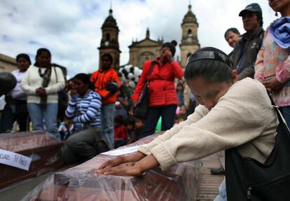 Tras el asesinato de 12 miembros de su etnia, indígenas awa protestan junto a ataúdes simbólicos en la plaza de Bolívar, en Bogotá, el 1 de septiembre de 2009.