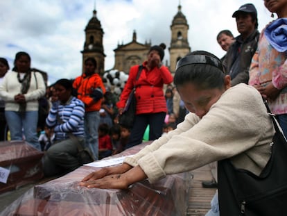 Tras el asesinato de 12 miembros de su etnia, indígenas awa protestan junto a ataúdes simbólicos en la plaza de Bolívar, en Bogotá, el 1 de septiembre de 2009.