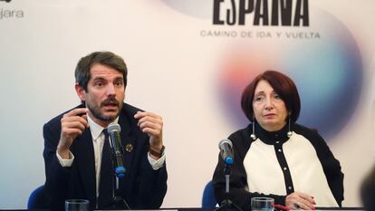 El ministro español de Cultura, Ernest Urtasun con la directora de la FIL, Marisol Shulz, en Ciudad de México, este lunes.