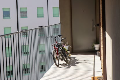 Un par de bicicletas posadas sobre la baranda de la quinta planta de LaScala, en el distrito de Puente de Vallecas, Madrid, el 9 de julio de 2024.