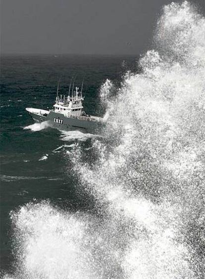 Un barco pesquero sale a faenar pese al temporal que se registra estos días en la costa noroeste del país.