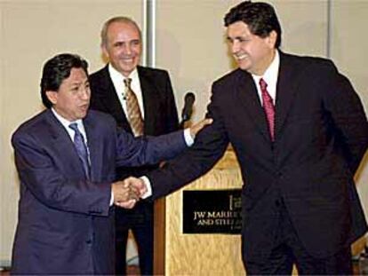 Alejandro Toledo (izquierda) saluda a Alan García antes del debate celebrado la noche del sábado en Lima.