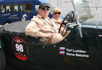 El alcalde de Moscú, Yuri Luzhkov y su esposa, Elena Baturina, participan en un carrera de vehículos de época en Brescia, Italia.