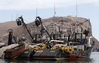 Fotografía de barcos de pesca fondeados en la localidad fronteriza Arica (Chile). 