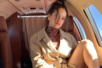 La cantante Rosalía en un avión.