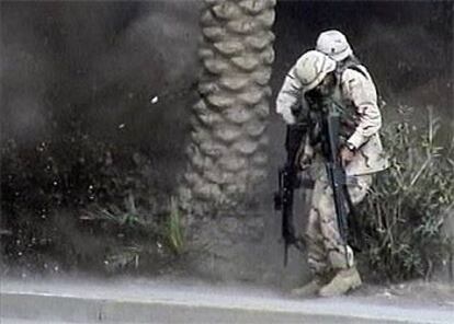 Dos soldados de Estados Unidos que salieron ilesos tras la explosión de una bomba ayer en Bagdad.