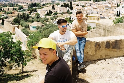 Saiko, de nuevo con sus dos acompañantes, en el mirador de San Miguel Alto.