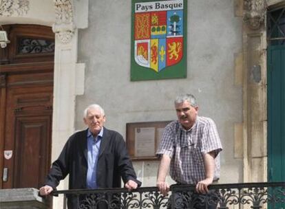 Los dirigentes de Abertzaleen Batasuna, Jakes Abeberry (izquierda) y Richard Irazusta, en el centro de Hendaya.