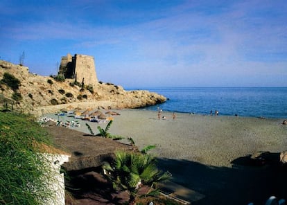 La torre artillera del Tesorillo, en la playa del Tesorillo de Almuñécar, en Granada.