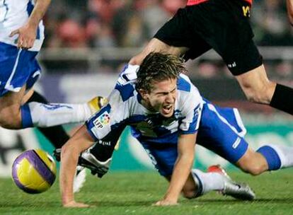 Luis Filipe cae al suelo tras una entrada de Ballesteros.