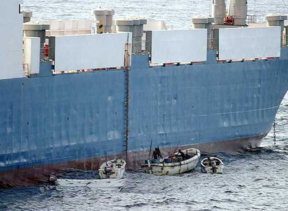 Botes de piratas somalíes abordan el <i>Faina,</i> el pasado jueves.