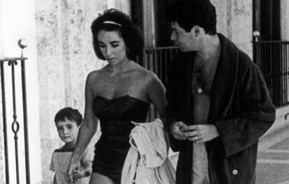 Elisabeth Taylor con su hijo y su marido en S’Agaró.