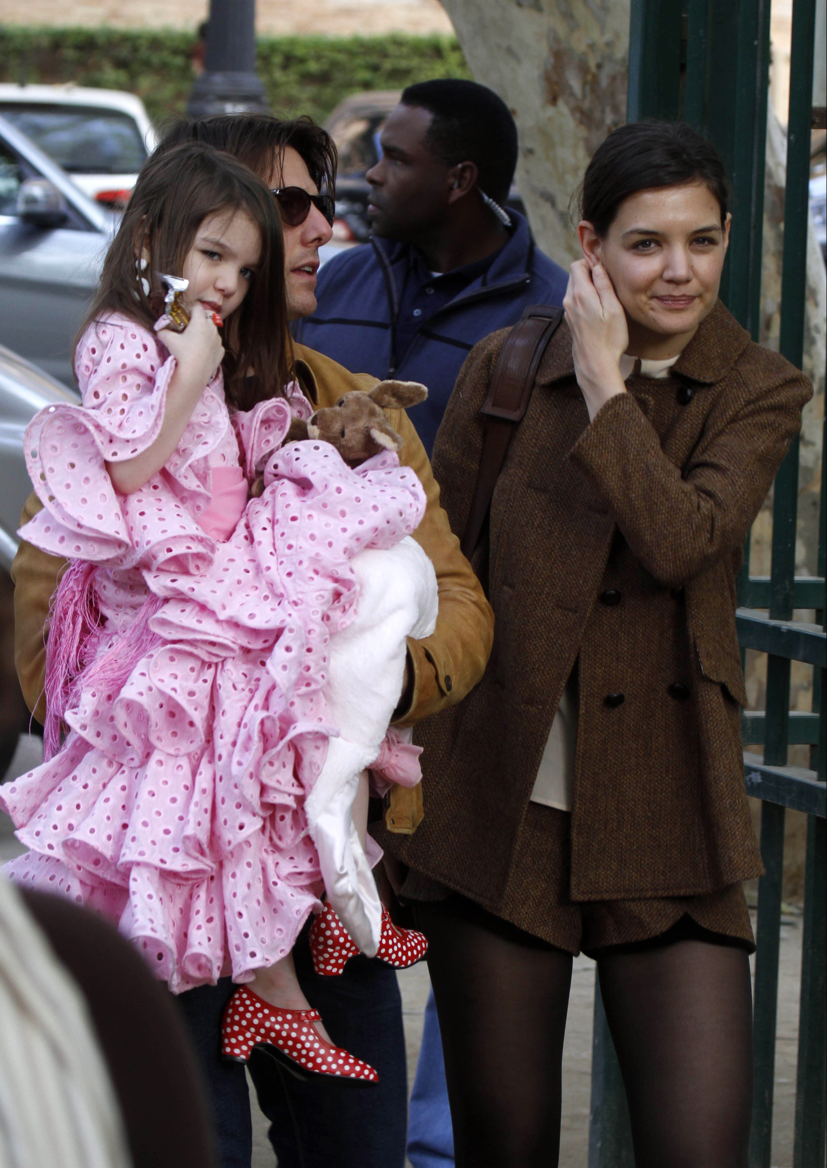 Suri Cruise, con sus padres, los actores Tom Cruise y Katie Holmes, viste un diseño de Lina durante la Feria de Sevilla en 2009.