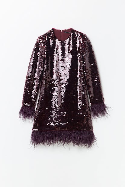 Dos de los grandes clásicos de estas fechas, las plumas y los ‘paillettes’, se unen en este modelo de Sfera. En este caso, el recurrente negro deja paso a un elegante tono berenjena. (59,99 €)