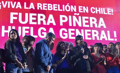 Cierre de campaña de la izquierda argentina el jueves frente al Consulado chileno en Buenos Aires.