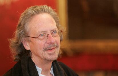 Peter Handke, durante una recepción con ocasión de su 65 cumpleaños en la oficina presidencial de Viena en diciembre de 2007.
