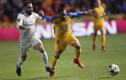 Daniel Carvajal del Real Madrid pelea por el balón con Efstathios Aloneftis del APOEL.