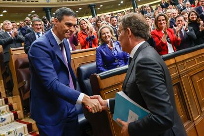 El líder del PP, Alberto Núñez Feijóo, felicita al presidente del Gobierno en funciones, Pedro Sánchez, al término de la segunda jornada del debate de investidura, este jueves en el Congreso de los Diputados en Madrid.