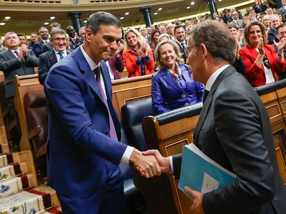 El líder del PP, Alberto Núñez Feijóo, felicita al presidente del Gobierno en funciones, Pedro Sánchez, al término de la segunda jornada del debate de investidura, este jueves en el Congreso de los Diputados en Madrid.