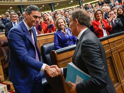 El líder del PP, Alberto Núñez Feijóo, felicita al presidente del Gobierno en funciones, Pedro Sánchez, al término de la segunda jornada del debate de investidura, este jueves en el Congreso de los Diputados en Madrid.