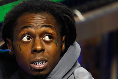 Teniendo en cuenta que el rapero Lil Wayne lleva casi cada centímetro de su cuerpo decorado con tatuajes y piercings, no sorprende que también lleve un grill sobre los dientes.