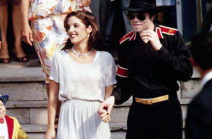 Michael Jackson junto a Lisa Marie Presley en una visita a Budapest.