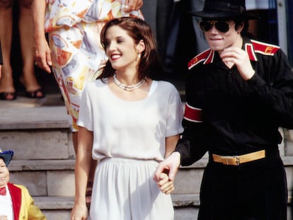 Michael Jackson junto a Lisa Marie Presley en una visita a Budapest.