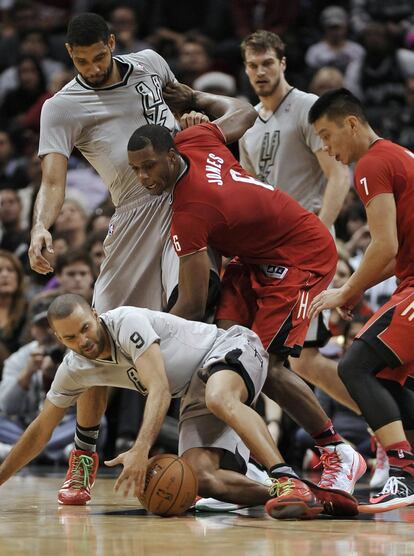 Tony Parker busca el balón ante Terrence Jones, Tim Duncan y Jeremy Lin.