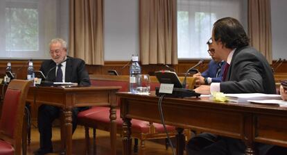 El exministro Bernat Soria (izquierda) durante las preguntas de Luis Aznar, del PP, en la comisin el 29 de mayo de 2018.