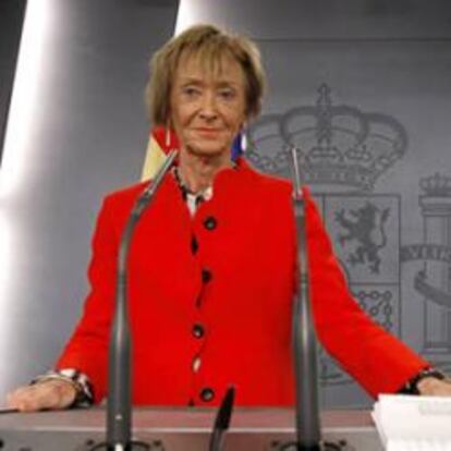 La vicepresidenta primera del Gobierno, María Teresa Fernández de la Vega, antes de su comparecencia ante los periodistas tras la remodelación anunciada ayer por el jefe del Ejecutivo, José Luis Rodríguez Zapatero.