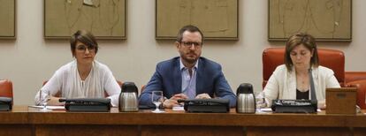 Javier Maroto, Pilar Cancela y Sara Cieira durante la reunión de la Comision de Igualdad sobre pacto Violencia Género.
