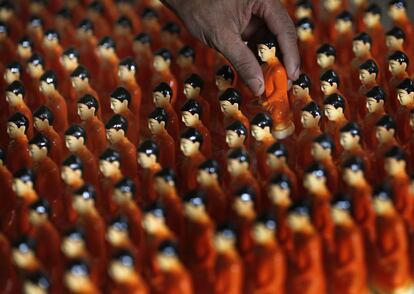 Estatuillas de Buda preparadas para vender el Día de Vesak, en el que se celebra su nacimiento, iluminación y muerte, en Colombo, Sri Lanka. 12 de mayo de 2014.