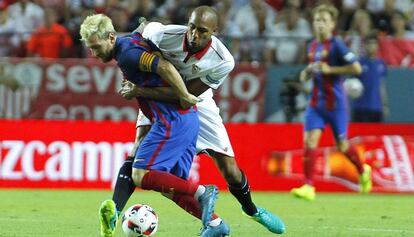 Messi disputa el bal&oacute;n con N&#039;Zonzi. 