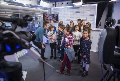 Los niños intervinieron en una emisión en directo en Facebook con el veterano y paciente presentador Carlos de Vega, en el que cada uno anunció cual sería la noticia que les gustaría dar sobre el futuro en un posible telediario. Todos estaban muy preocupados por la desaparición de los animales y por el exceso de contaminación. Reducirla es prioritario, dijeron.